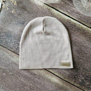 Czapka z wełny merino w kolorze beżowym, szyta w Polsce, produkt premium dla dzieci i dorosłych, z naturalnych materiałów.