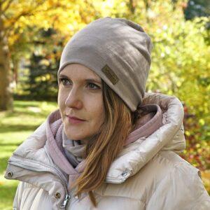 Czapka z wełny merino w kolorze beżowym, szyta w Polsce, produkt premium dla dzieci i dorosłych, z naturalnych materiałów.