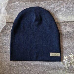 Czapka z wełny merino w kolorze granatowym, szyta w Polsce, produkt premium dla dzieci i dorosłych, z naturalnych materiałów. Prezent dla mężczyzny który wszystko ma.