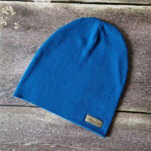 Czapka z wełny merino w kolorze morskim, szyta w Polsce, produkt premium dla dzieci i dorosłych, z naturalnych materiałów.