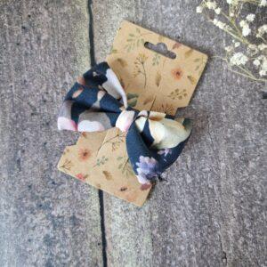 Spinka kokardka mini "Dark Garden" z eleganckim motywem kwiatowym – idealna do włosów dla dziewczynki