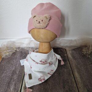 Zestaw czapka i chusta "Bridal Rose" w delikatnym różowym kolorze, idealny na chłodniejsze dni