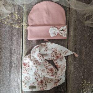 Zestaw czapka i chusta "Różowa Newbie Rosie" w eleganckim różowym odcieniu z kwiatowym motywem