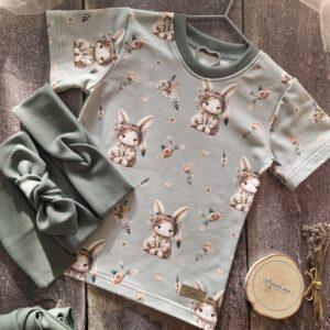 Koszulka "Boho Bunny" z krótkim rękawem – stylowa i wygodna bluzka z motywem królika w stylu boho dla dziewczynek.