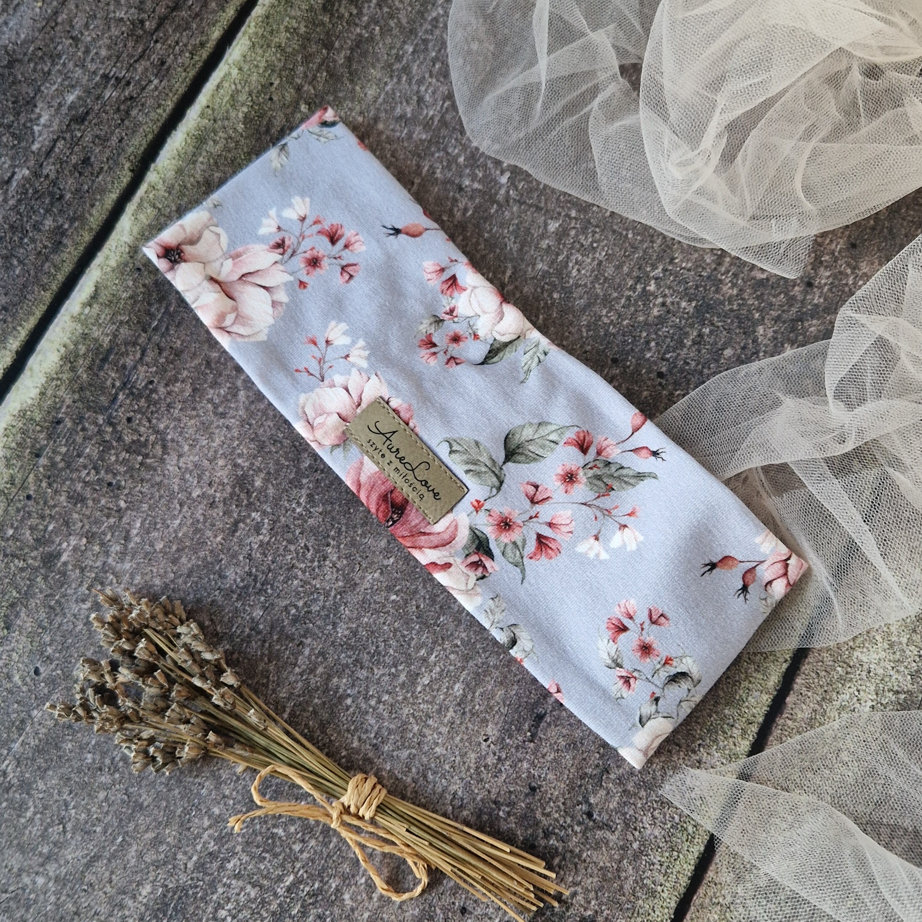 Uniwersalna opaska przeplatana AureLove – stylowy i komfortowy dodatek dla dziewczynek i kobiet.