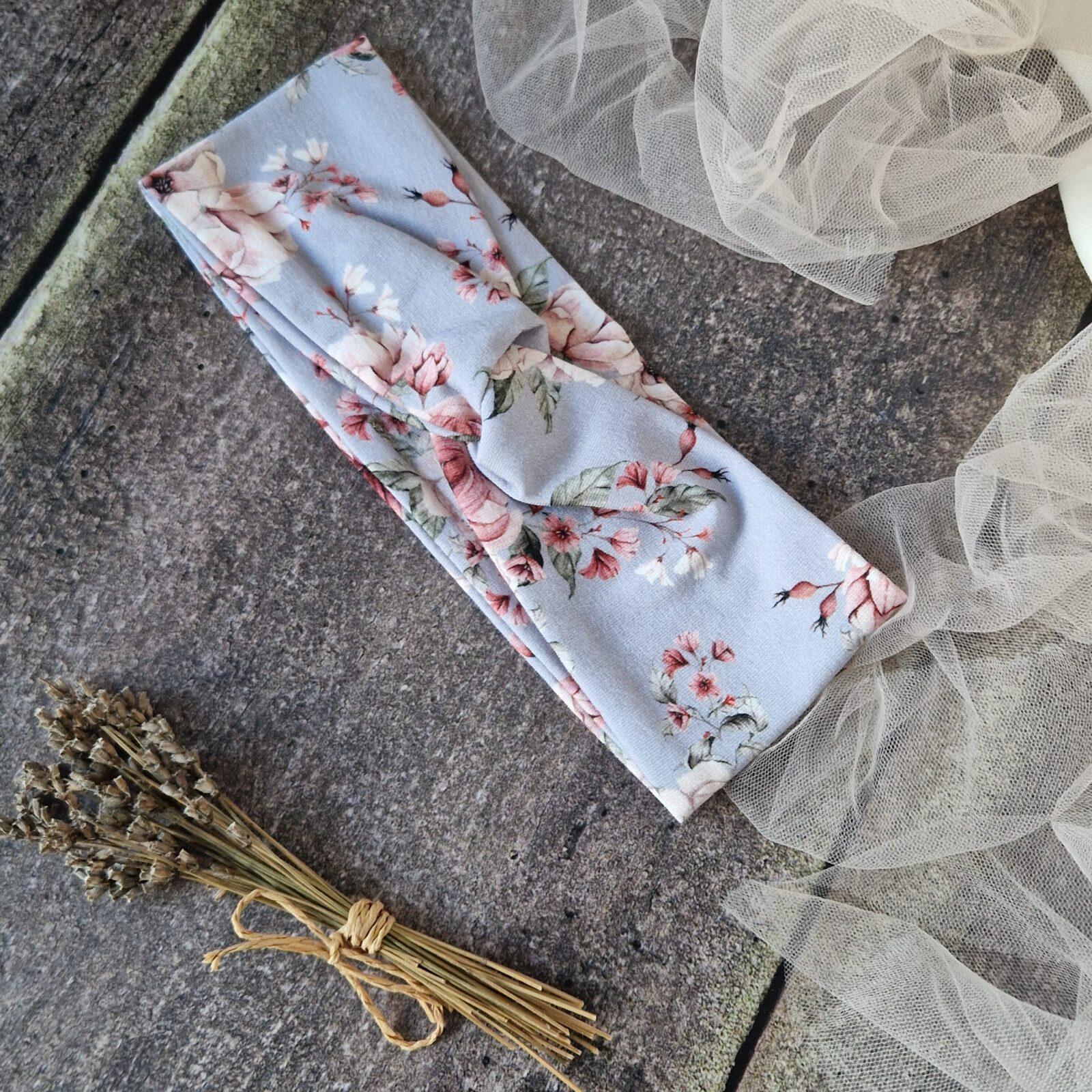 Uniwersalna opaska przeplatana AureLove – stylowy i komfortowy dodatek dla dziewczynek i kobiet.