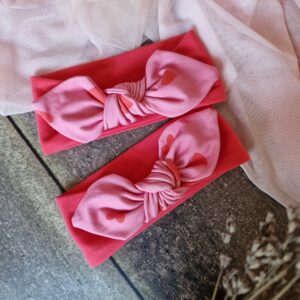 Opaska z kokardką Serca Malina – uroczy dodatek w walentynkowym stylu z motywem serc.