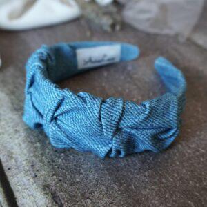 Przepaska marszczona Blue Jeans dla dziewczynek, stylowy dodatek w kolorze jeansowym, wykonany z miękkiego materiału.