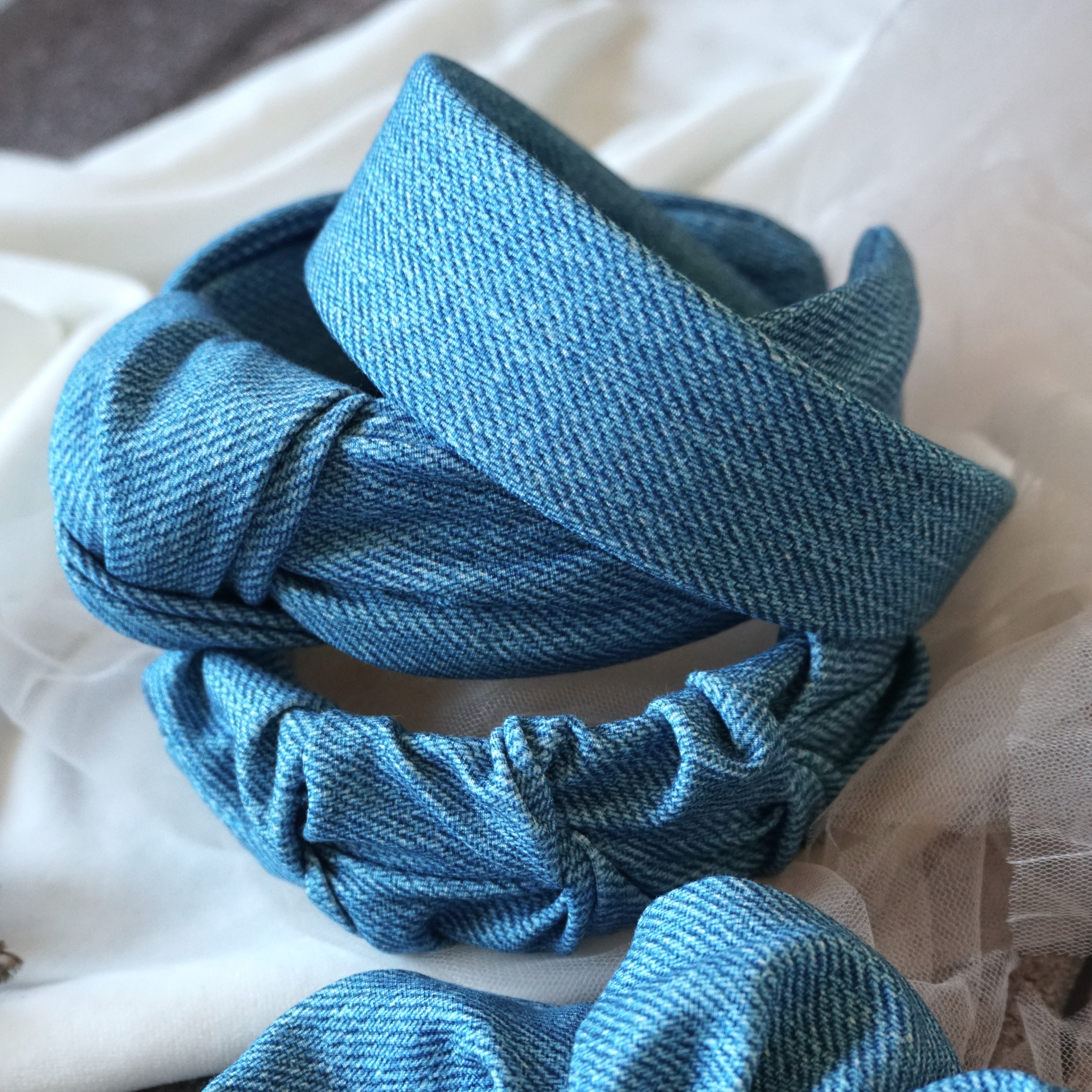 Przepaska marszczona Blue Jeans dla dziewczynek, stylowy dodatek w kolorze jeansowym, wykonany z miękkiego materiału.