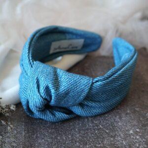 Przepaska supeł Blue Jeans, stylowy dodatek na głowę w kolorze jeansowym, idealny na każdą okazję.