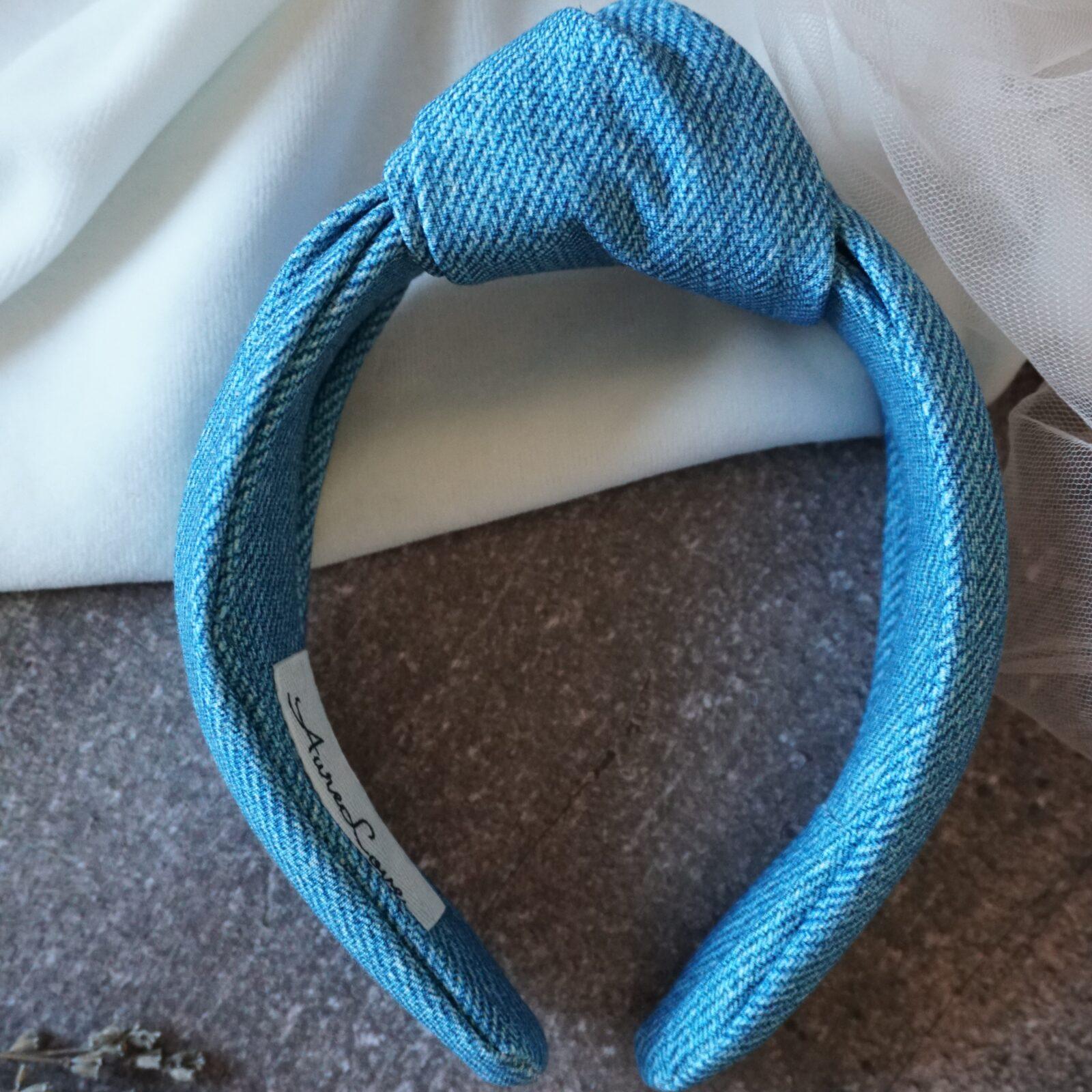 Przepaska supeł Blue Jeans, stylowy dodatek na głowę w kolorze jeansowym, idealny na każdą okazję.