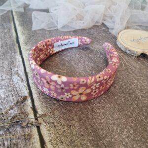 Przepaska klasyczna w kolorze indyjskiego różu z delikatnym wzorem drobnych kwiatków – stylowy i wygodny dodatek do każdej stylizacji.