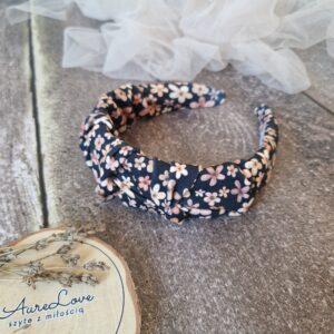 Przepaska marszczona „Drobne Kwiatuszki – Czerń” z subtelnym kwiatowym wzorem, elegancki dodatek do każdej stylizacji.