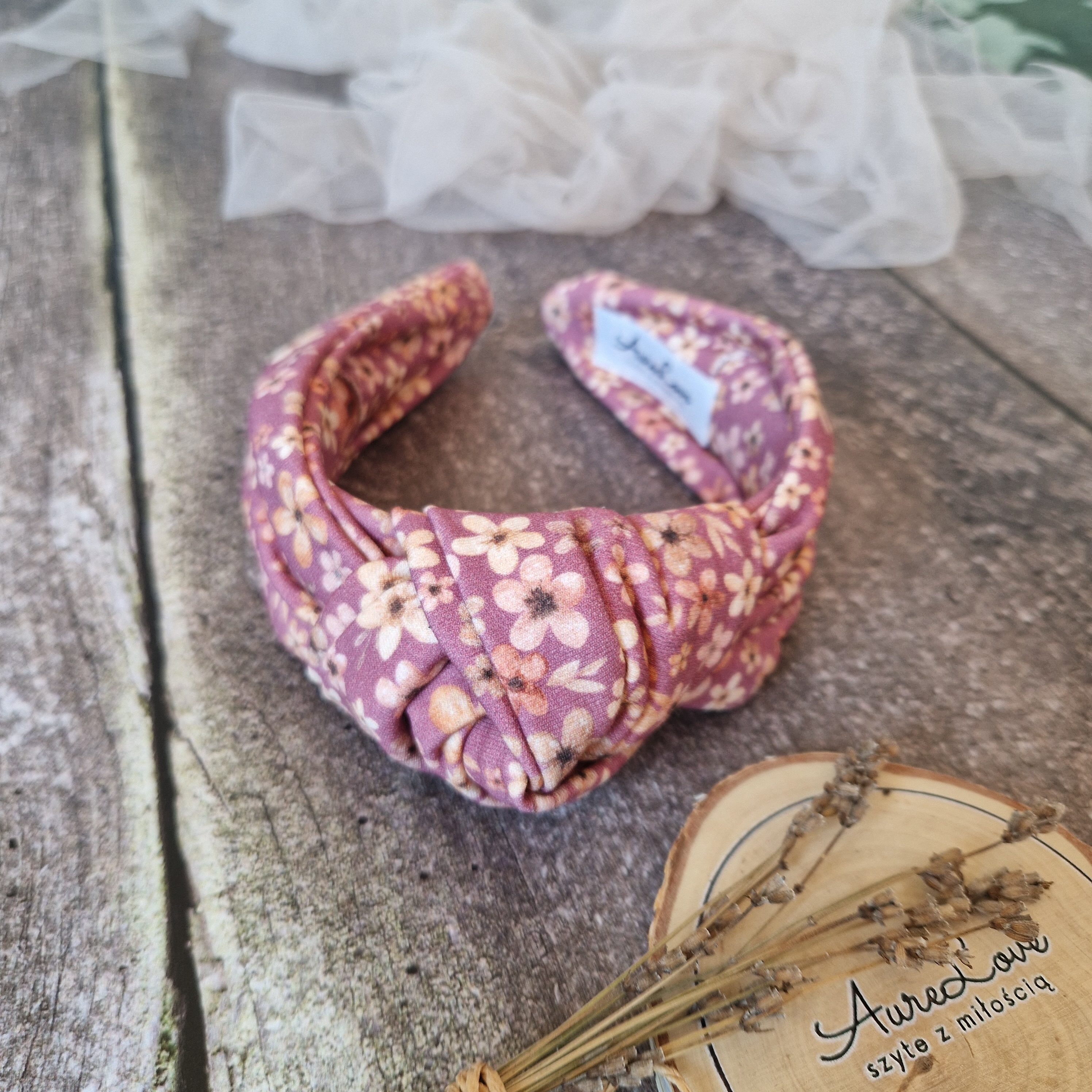 Przepaska supeł „Drobne Kwiatuszki – Indyjski Róż” w romantycznym, kwiatowym wzorze – stylowy dodatek do każdej stylizacji.