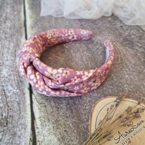 Przepaska twist „Drobne Kwiatuszki – Indyjski Róż” z romantycznym, kwiatowym wzorem – idealna do każdej stylizacji.