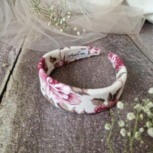 Klasyczna przepaska z motywem piwonii na tle ecru, szyta ręcznie w Polsce