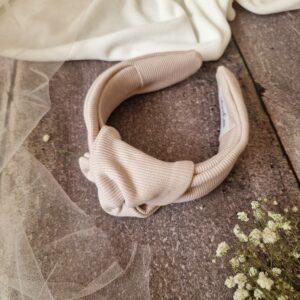 Ręcznie szyta przepaska z supłem z prążkowanej dzianiny w ciepłym beżu