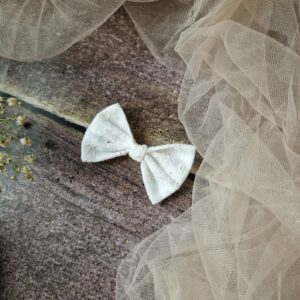 Spinka kokardka Mini batyst haftowany Śmietankowa biel