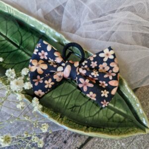 Gumka kokardka klasyczna Mini Drobne kwiatuszki czerń