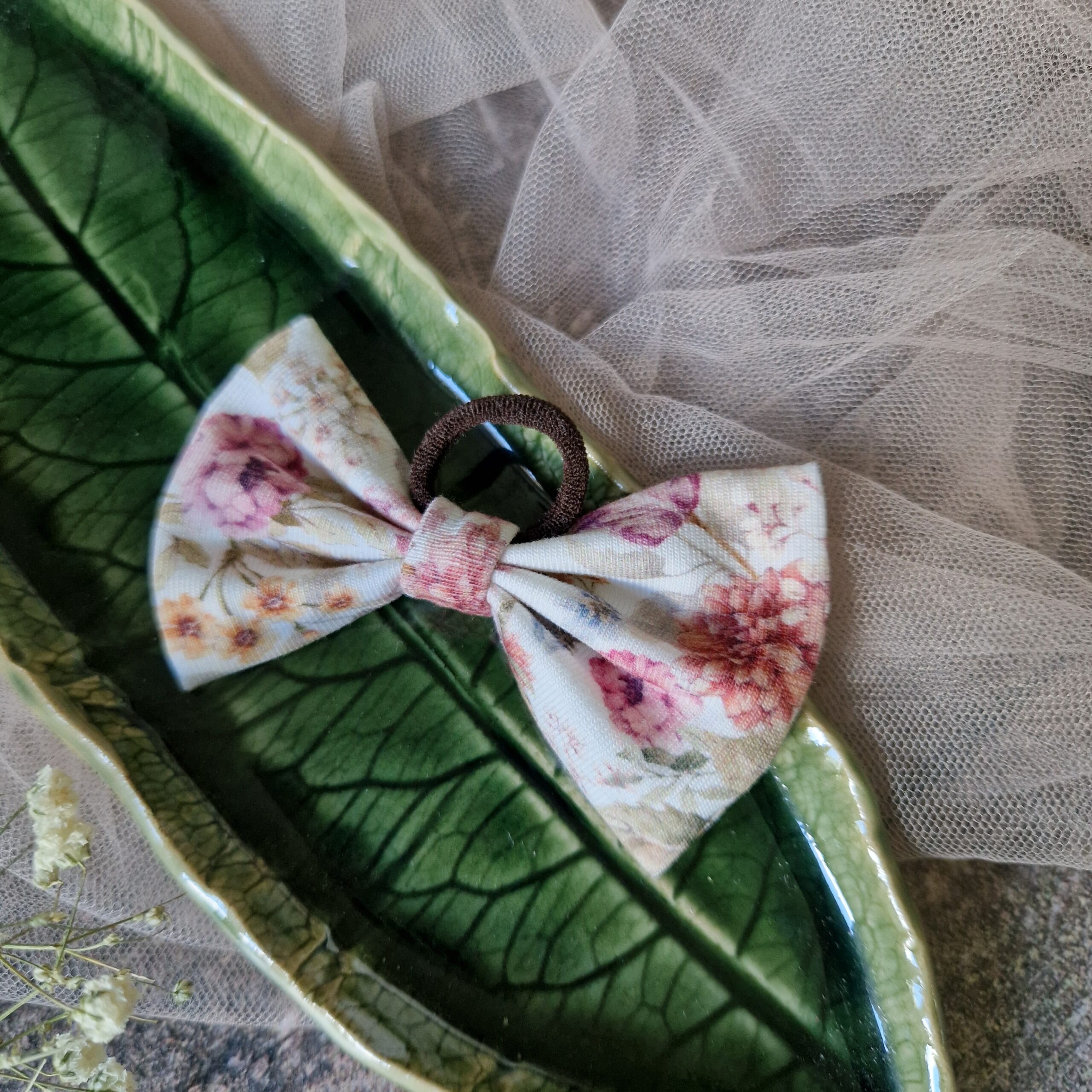 Gumka kokardka Mini Purple garden mini biel