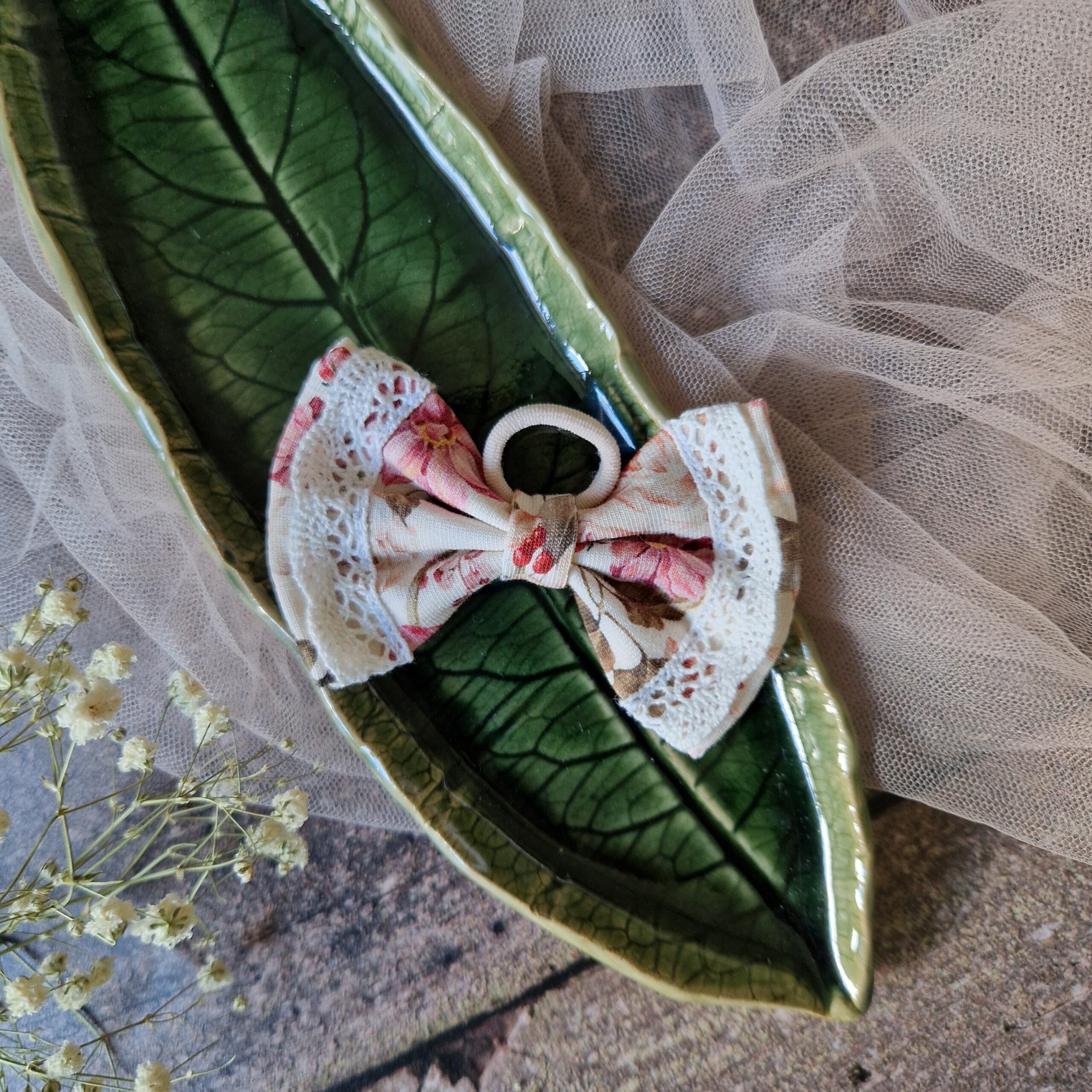 Gumka kokardka Mini Naomi z koronką