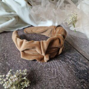 Marszczona opaska welurowa w odcieniu camel, ręcznie szyta w Polsce