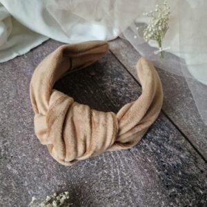 Marszczona opaska welurowa w odcieniu camel, ręcznie szyta w Polsce