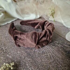 Marszczona opaska welurowa w odcieniu ciemnej czekolady, ręcznie szyta w Polsce