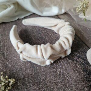 Marszczona opaska welurowa w odcieniu ciepłego beżu, ręcznie szyta w Polsce