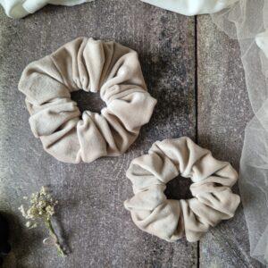 Welurowa scrunchie w chłodnym beżu, ręcznie szyta w Polsce
