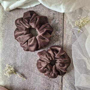 Gumka do włosów scrunchie welurowa w kolorze ciemnej czekolady, handmade w Polsce
