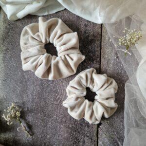 Beżowa scrunchie welurowa w odcieniu ciepłego beżu, handmade w Polsce