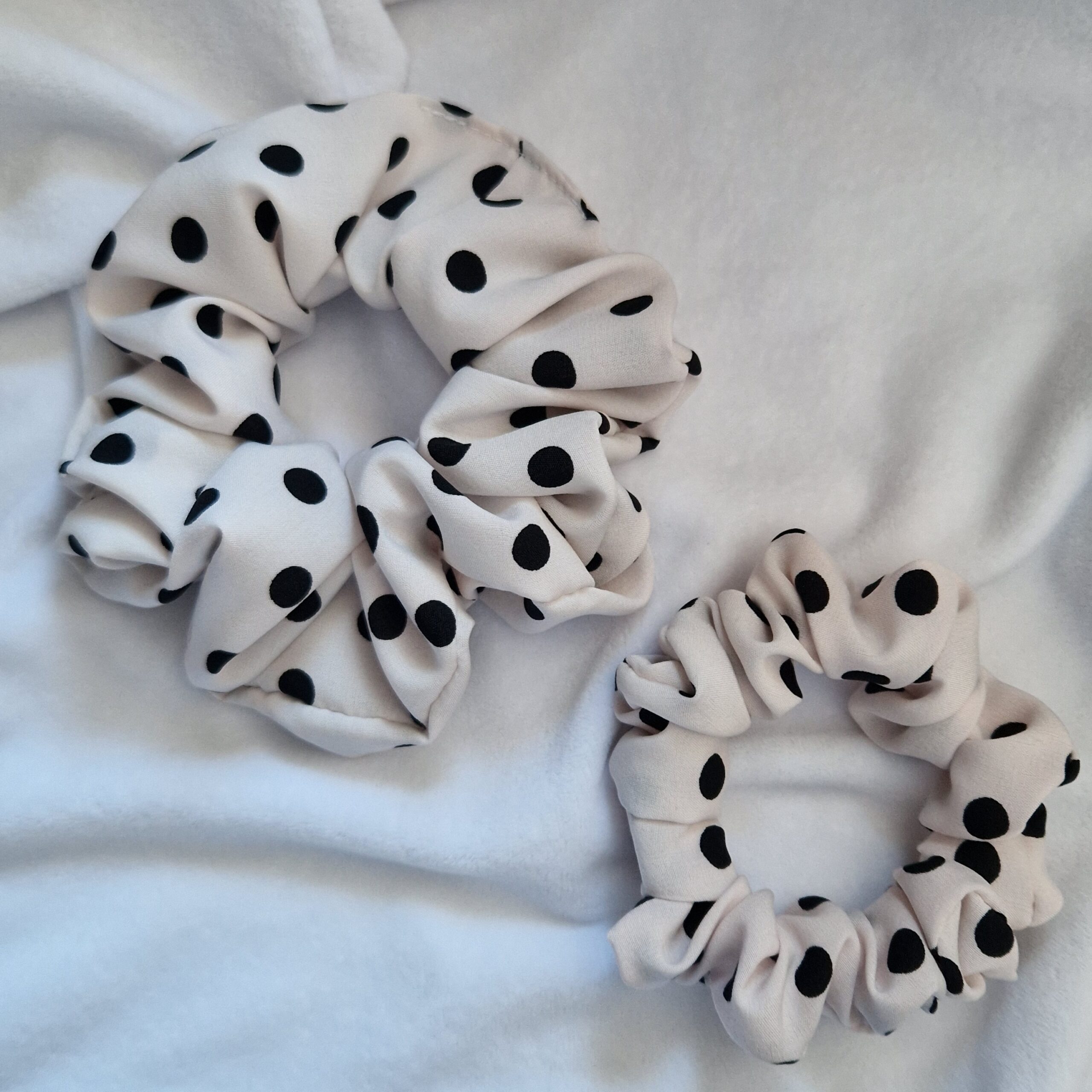 Scrunchie Biała w czarne grochy