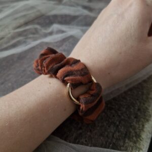 Scrunchie-brelok Cynamonowe paski