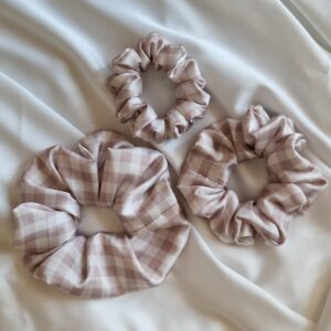Scrunchie satynowa Kratka pudrowa